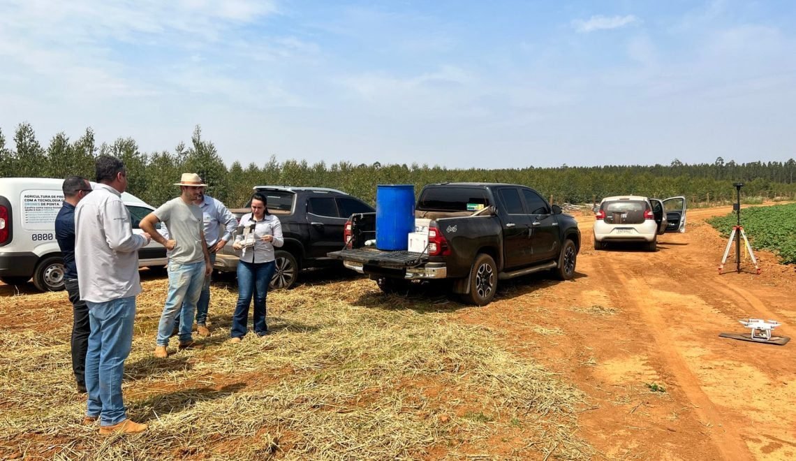 Três profissionais da Difere Energia no campo utilizando tecnologia no agronegócio