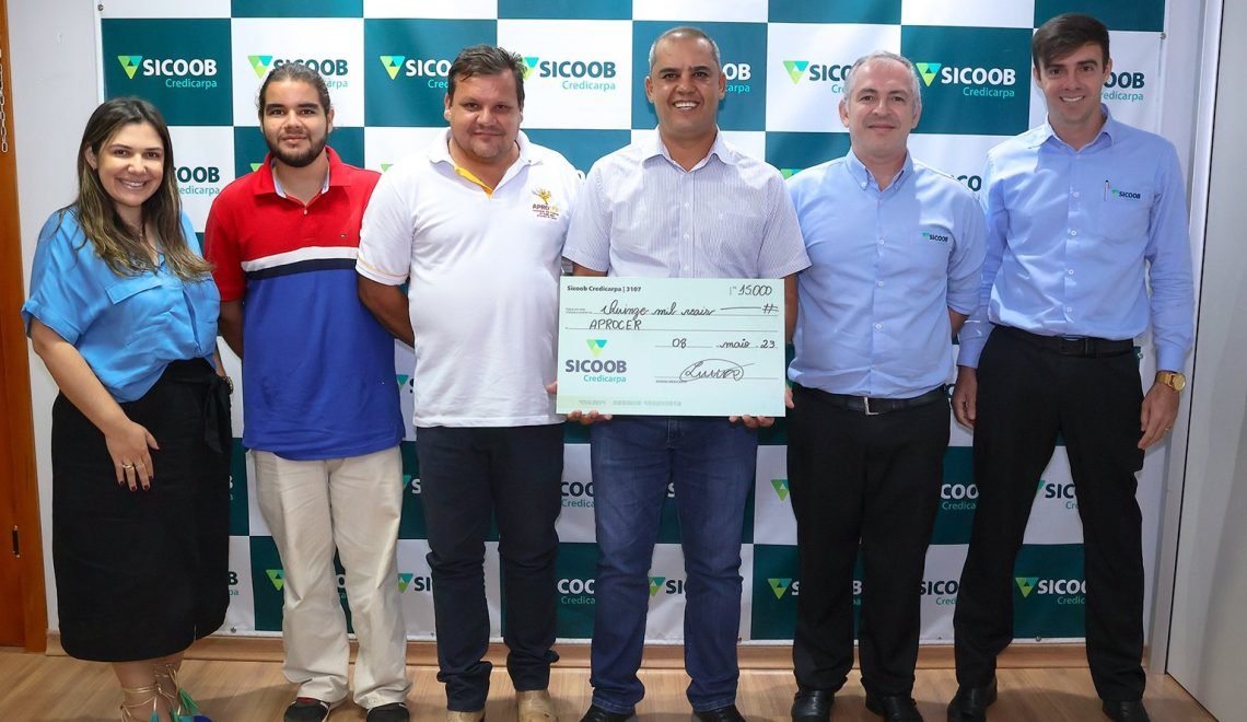 Dirigentes da Aprocer e representantes dos parceiros durante entrega de doação à entidade (Foto: Sicoob Credicarpa)