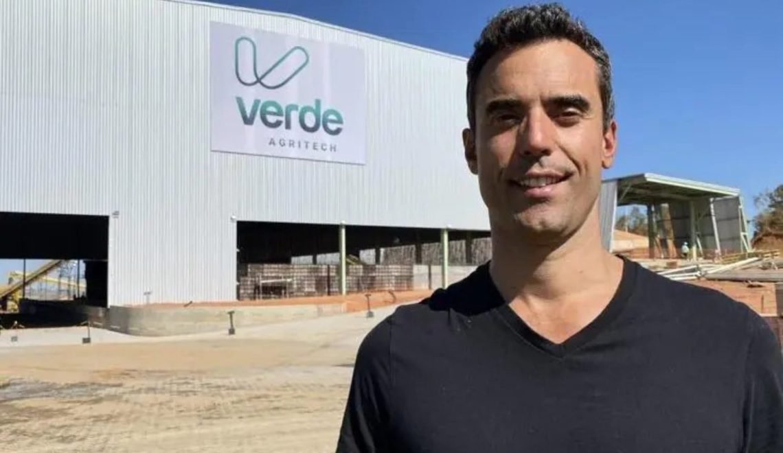 Cristiano Veloso, CEO da Verde Agritech, diante da uma das fábricas da empresa, em São Gitardo/MG (Foto: Verde Agritech)