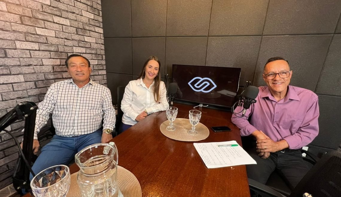 Makoto Sekita e Lorena Urbano, com Rodolfo de Souza (à direita), na gravação do episódio