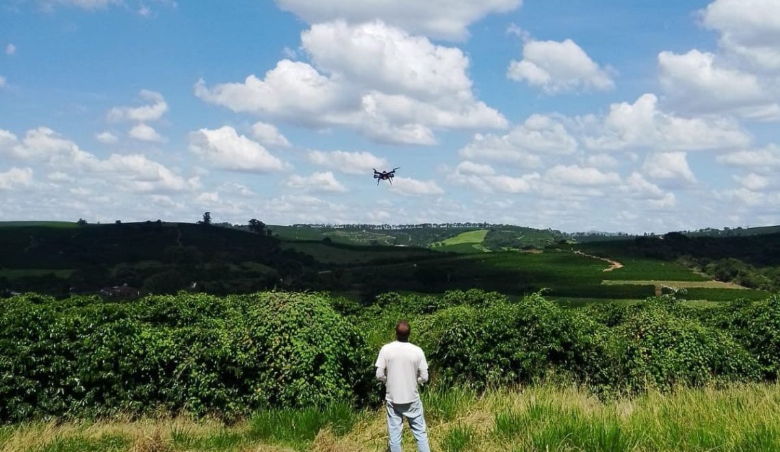 Pesquisador da Epamig opera drone para monitorar cafezais