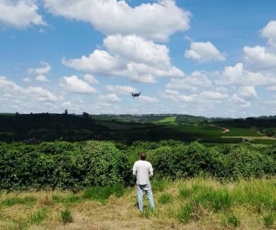 Pesquisador da Epamig opera drone para monitorar cafezais