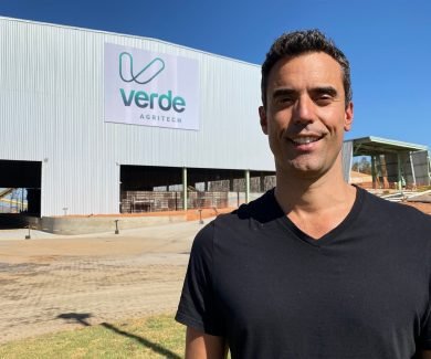 Cristiano Veloso, CEO da Verde Agritech, em frente a uma das fábricas da Companhia no Alto Paranaíba (Foto: Verde Agritech)