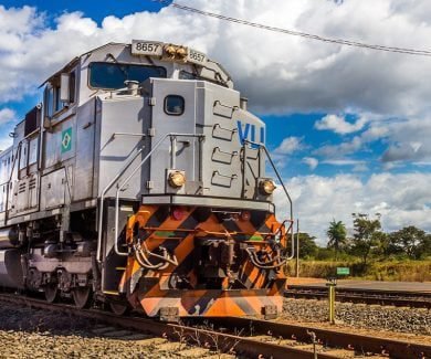 Locomotiva da VLI, controladora da Ferrovia Cetro Atlântica, que opera a malha