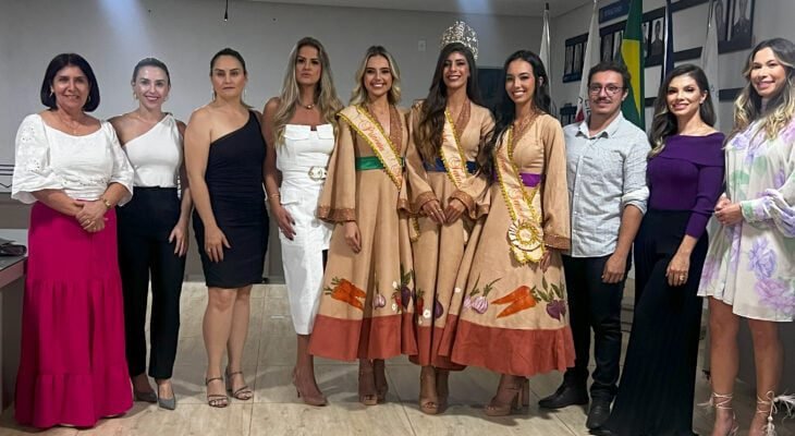 Rainha e princesas da FENACEN 2023 e a comissão julgadora da 26ª FENACEN (Crédito: 100PORCENTOAGRO)