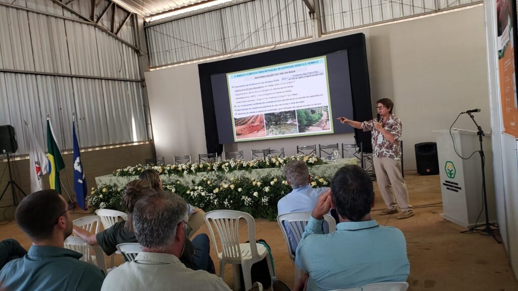 Tatiana Cantuarias-Avilés, engenheira agrônoma e pós-doutora do Departamento de Produção Vegetal ESALQ/USP, durante palestra em São Gotardo (Crédito: 100PORCENTOAGRO)