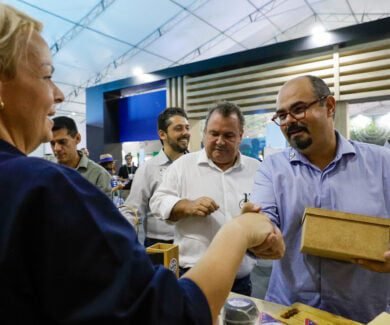 Vice Governador circulou pelo Parque de Exposições de Uberlândia no primeiro dia da Femec 2024 (Crédito: Agência Minas)