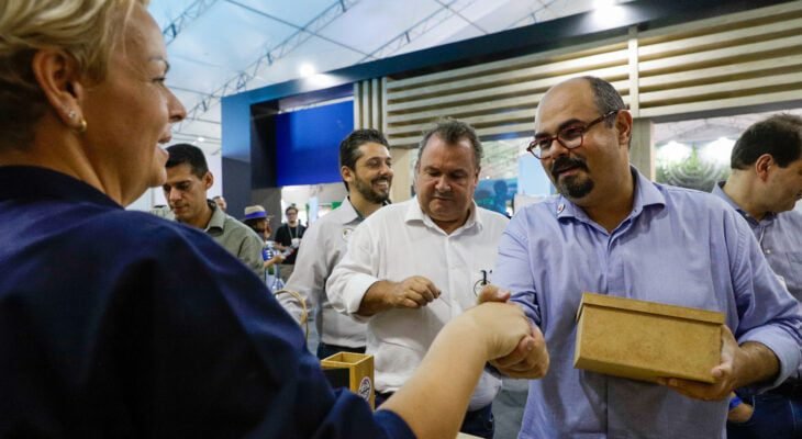 Vice Governador circulou pelo Parque de Exposições de Uberlândia no primeiro dia da Femec 2024 (Crédito: Agência Minas)