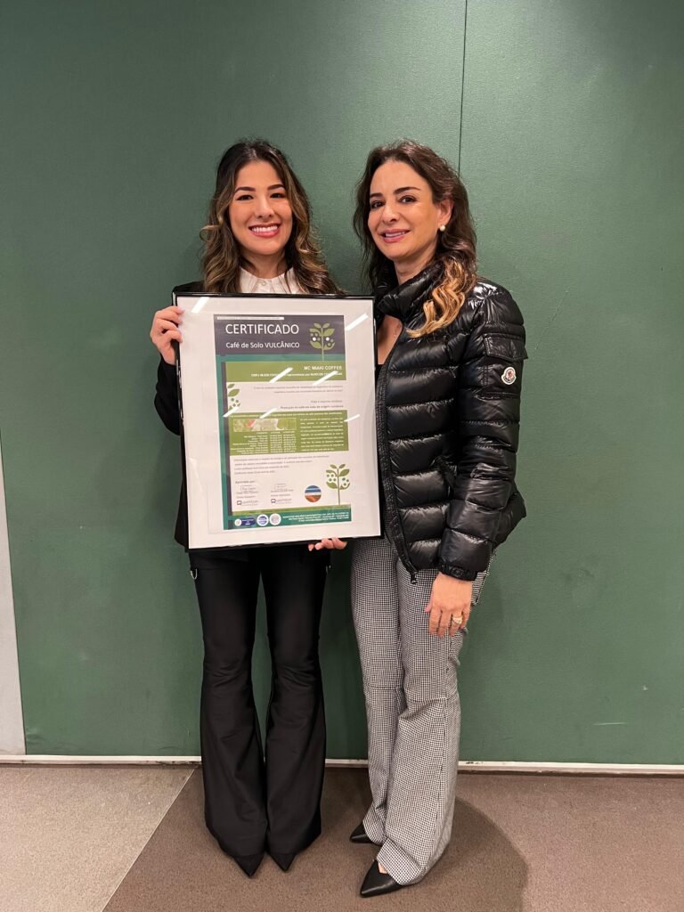 Certificação de produção de café em solos vulcânicos foi recebida por Brassemir Miaki e sua filha Amanda, da MC Miaki (Foto: 100PORCENTOAGRO)