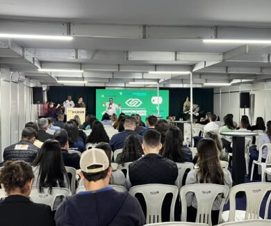 Lançamento foi durante a Fenaminas Milk Show, em Patos. Público elogia produção gráfica e conteúdo (Crédito: Bruna Juber/100PORCENTOAGRO)