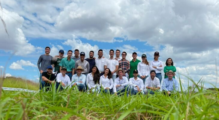 Alunos do Instituto Federal de Goiás com a professora Naiara Caixeta (Crédito: Arquivo Pessoal)