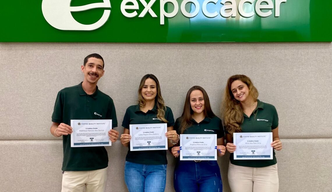 Q-Graders aprovados: à esquerda, Mattheus Narcizo, ao lado de Laísa Silva, Angélica Mara e Aline Silva (Crédito: Expocacer)