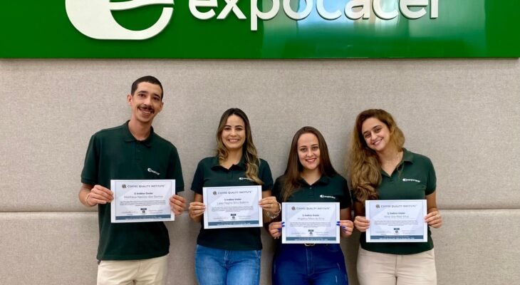 Q-Graders aprovados: à esquerda, Mattheus Narcizo, ao lado de Laísa Silva, Angélica Mara e Aline Silva (Crédito: Expocacer)