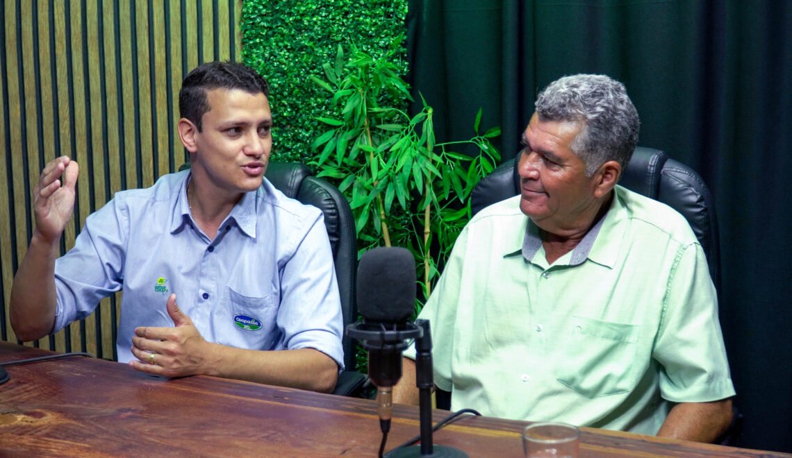 Foto: O consultor Educampo Ítalo Barros Matos com o produtor rural Alcides João de Brito (Reprodução)