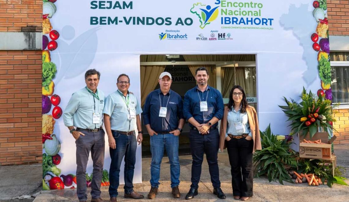 Rodolfo Molinari (de boné, ao centro), com lideranças do Sistema Faemg Senar (Foto: Faemg)