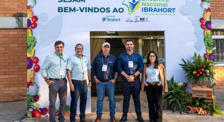 Rodolfo Molinari (de boné, ao centro), com lideranças do Sistema Faemg Senar (Foto: Faemg)