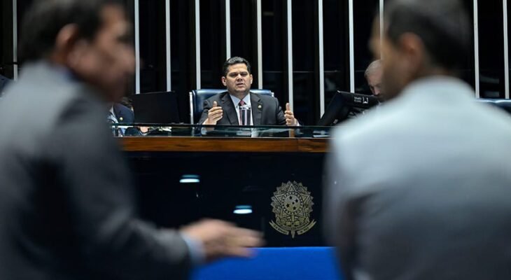 Com a votação encerrada, Davi Alcolumbre analisa os desdobramentos e aponta para a possibilidade de um novo acordo em construção." (Crédito: Andressa Anholete/Agência Senado)