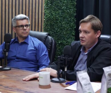 Roger Montanari (à direita) e Bruno Faria analisam o Plano Safra