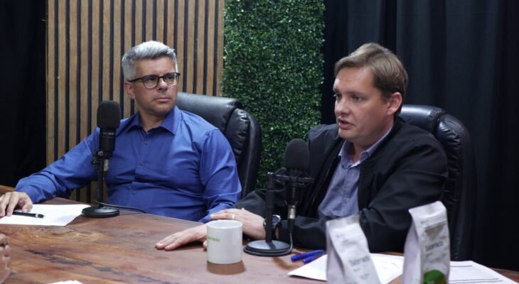 Roger Montanari (à direita) e Bruno Faria analisam o Plano Safra