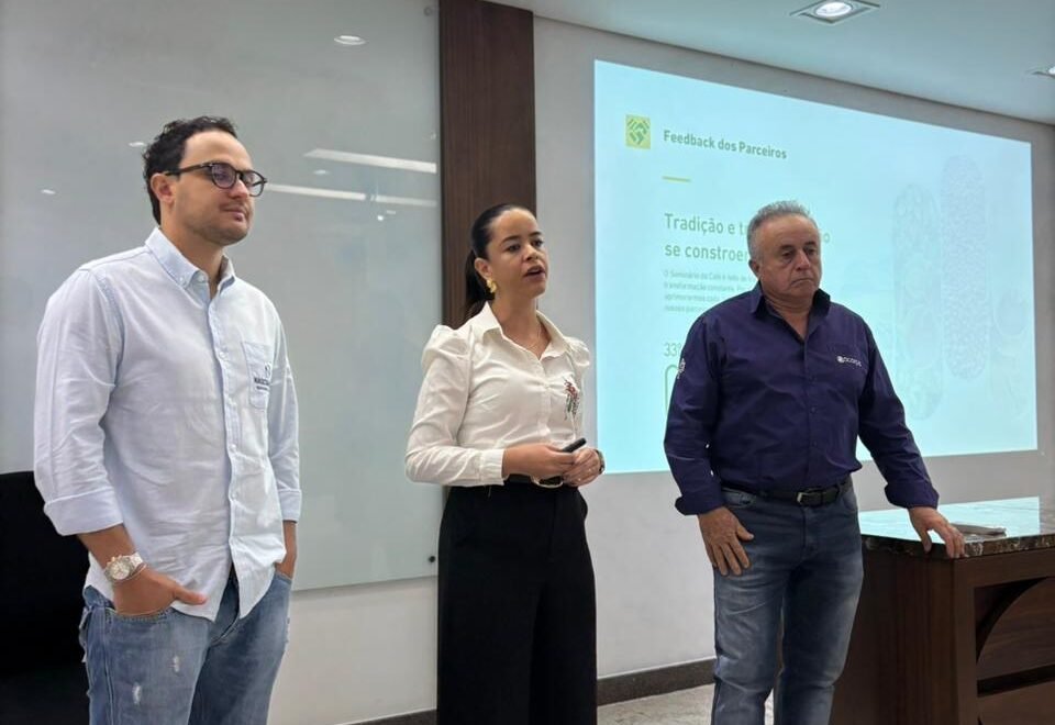 O vice-presidente Luidgi Nascimento e o presidente da ACARPA, Osvaldo Ninin, lançam o 33º Seminário do Café em parceria com a comunicação da empresa IBC12 (Divulgação)