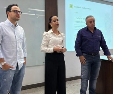 O vice-presidente Luidgi Nascimento e o presidente da ACARPA, Osvaldo Ninin, lançam o 33º Seminário do Café em parceria com a comunicação da empresa IBC12 (Divulgação)