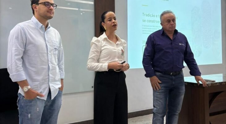 O vice-presidente Luidgi Nascimento e o presidente da ACARPA, Osvaldo Ninin, lançam o 33º Seminário do Café em parceria com a comunicação da empresa IBC12 (Divulgação)