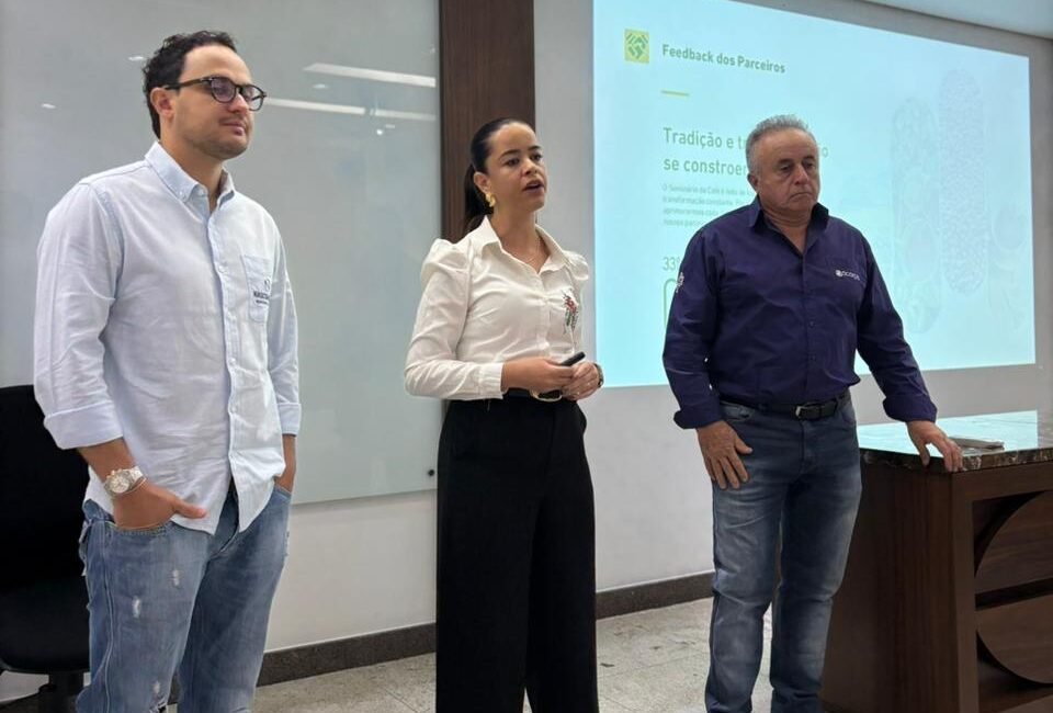O vice-presidente Luidgi Nascimento e o presidente da ACARPA, Osvaldo Ninin, lançam o 33º Seminário do Café em parceria com a comunicação da empresa IBC12 (Divulgação)