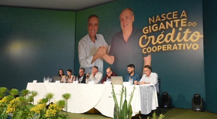 Dirigentes apresentam oficialmente a união entre Sicoob Credicopa e Sicoob Credipatos, marcando fortalecimento do cooperativismo financeiro na região (Foto: Ascom Sicoob Credicopa/Credipatos)