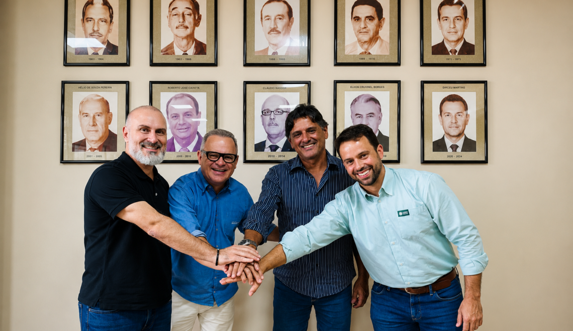 Da esquerda para a direita: Marcos Alves (Sebrae Minas), Rubens Ferraz (Agência Ilustra), Cleides Júnior (Sindicato dos Produtores Rurais de Patos de Minas) e Ricardo Costa (Sistema Faemg Senar) durante o lançamento do programa Juntos Pelo Agro na Fenamilho. Crédito: Divulgação FAEMG/SENAR