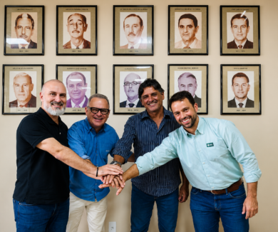 Da esquerda para a direita: Marcos Alves (Sebrae Minas), Rubens Ferraz (Agência Ilustra), Cleides Júnior (Sindicato dos Produtores Rurais de Patos de Minas) e Ricardo Costa (Sistema Faemg Senar) durante o lançamento do programa Juntos Pelo Agro na Fenamilho. Crédito: Divulgação FAEMG/SENAR