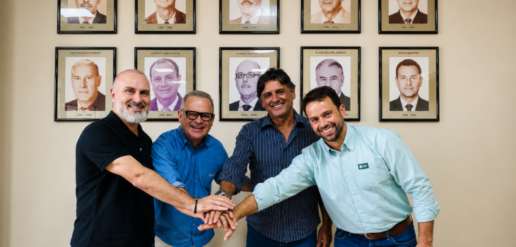 Da esquerda para a direita: Marcos Alves (Sebrae Minas), Rubens Ferraz (Agência Ilustra), Cleides Júnior (Sindicato dos Produtores Rurais de Patos de Minas) e Ricardo Costa (Sistema Faemg Senar) durante o lançamento do programa Juntos Pelo Agro na Fenamilho. Crédito: Divulgação FAEMG/SENAR
