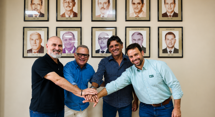 Da esquerda para a direita: Marcos Alves (Sebrae Minas), Rubens Ferraz (Agência Ilustra), Cleides Júnior (Sindicato dos Produtores Rurais de Patos de Minas) e Ricardo Costa (Sistema Faemg Senar) durante o lançamento do programa Juntos Pelo Agro na Fenamilho. Crédito: Divulgação FAEMG/SENAR