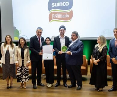 Delegação da Suinco Cooperativa recebe o Selo Agro Mais Integridade, em Brasília. O reconhecimento do Ministério da Agricultura destaca as boas práticas de governança e ética da cooperativa no setor de proteína animal. Foto: Divulgação
