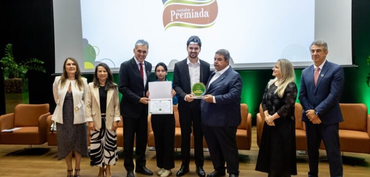 Delegação da Suinco Cooperativa recebe o Selo Agro Mais Integridade, em Brasília. O reconhecimento do Ministério da Agricultura destaca as boas práticas de governança e ética da cooperativa no setor de proteína animal. Foto: Divulgação