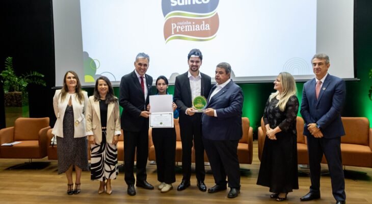 Delegação da Suinco Cooperativa recebe o Selo Agro Mais Integridade, em Brasília. O reconhecimento do Ministério da Agricultura destaca as boas práticas de governança e ética da cooperativa no setor de proteína animal. Foto: Divulgação