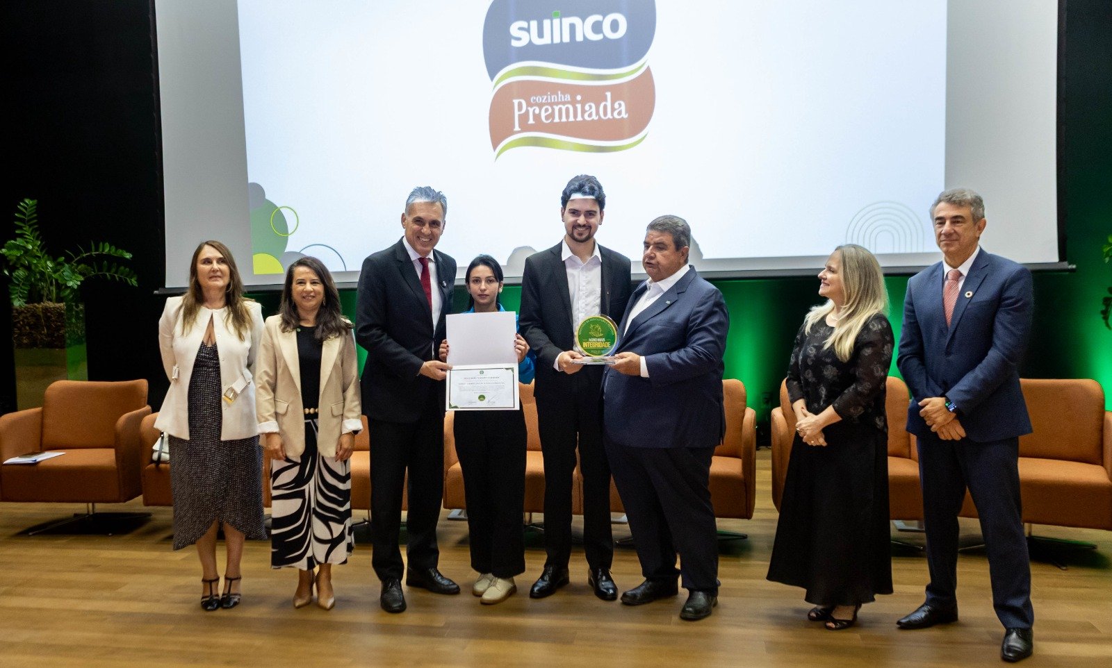 Delegação da Suinco Cooperativa recebe o Selo Agro Mais Integridade, em Brasília. O reconhecimento do Ministério da Agricultura destaca as boas práticas de governança e ética da cooperativa no setor de proteína animal. Foto: Divulgação