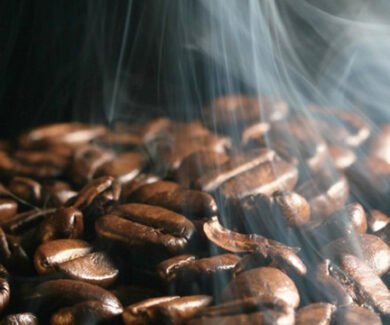 Grãos de café torrados exalam aroma durante o processo de seleção e avaliação técnica, etapa essencial na busca pela excelência sensorial na xícara (Crédito: illycaffè / Divulgação)